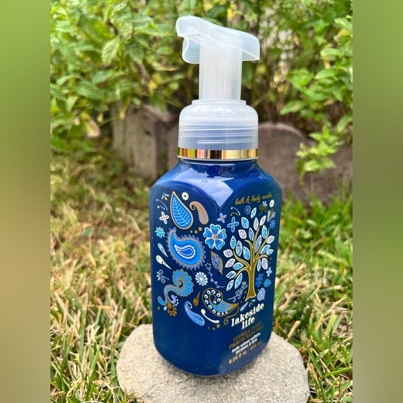 Bath and Body Works Lakeside Life
Gentle & Clean Foaming Hand Soap - Picture 2 of 3